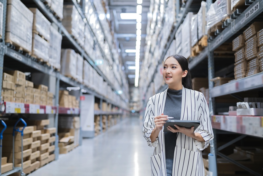 Warehouse manager using a digital inventory management system to monitor stock levels